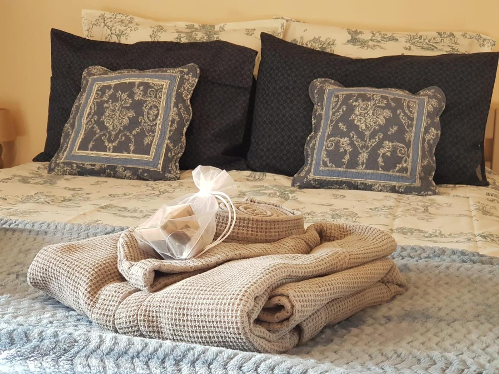 Le Grand Cedre Et Sauna Interieur Piscine Bed & Breakfast